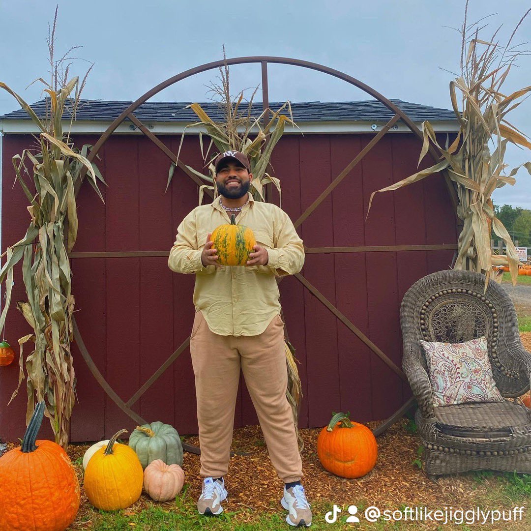 ayyanch33's tweet photo. dad fit at the pumpkin patch https://t.co/Qynr00cD48