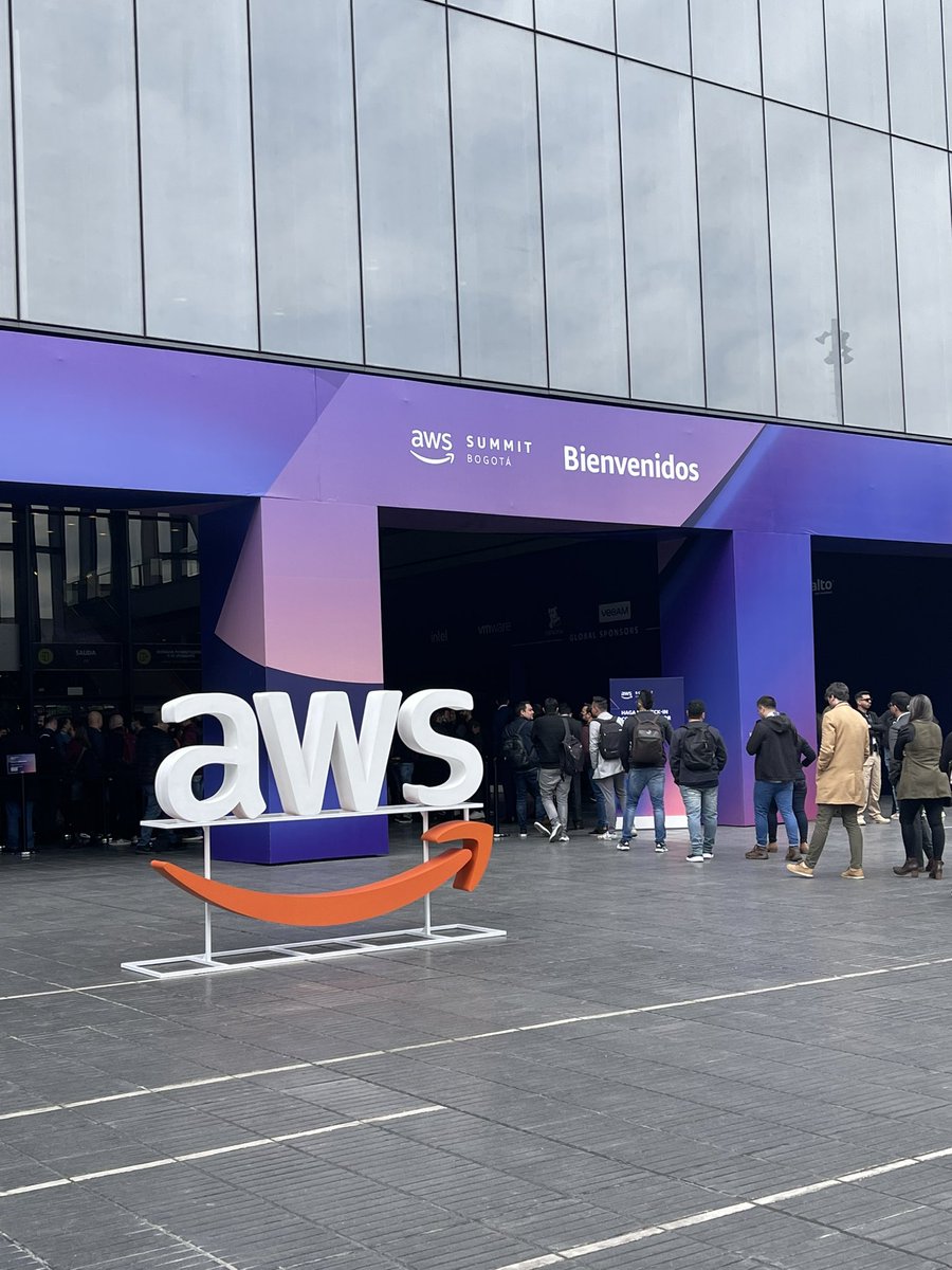 olivercera's tweet photo. #aws Summit Bogota https://t.co/ysIeTNQdpR