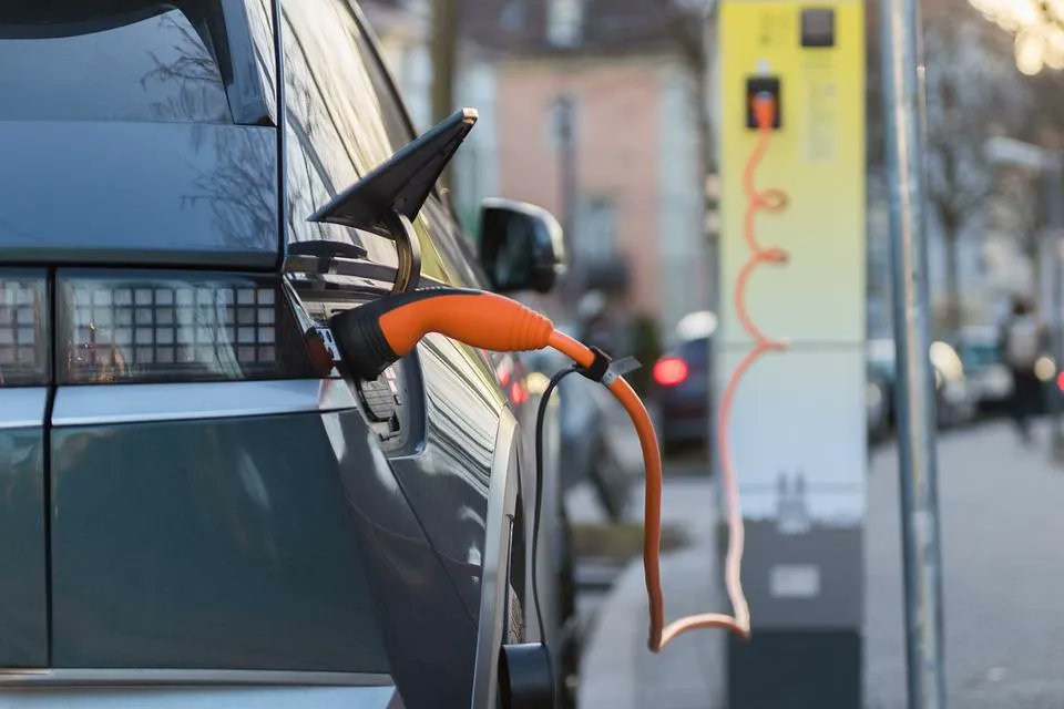 The number of public EV chargers in the United States is growing, but there are growing pains. Here’s how to find public electric vehicle charging stations and how to look like a veteran while you’re there. 

How Do I Locate Public EV Chargers? jdpower.com/cars/shopping-…