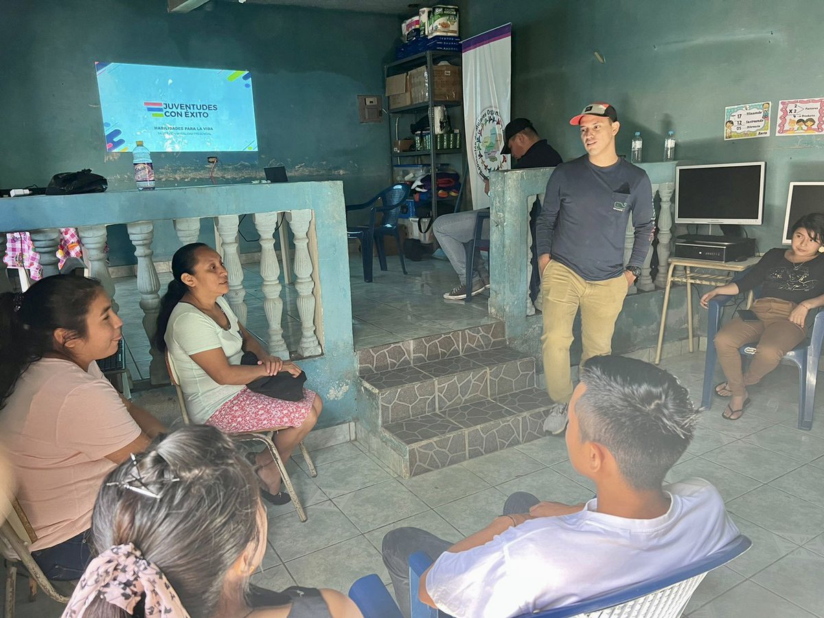 TejidoSocialSv's tweet photo. 🏘️🤝 | Este martes equipo de la unidad de atención psicosocial se desplazó hasta el departamento de #Morazán para reunirse con la asociación de mujeres de #Cacaopera; implementaremos nuestros talleres de formación de #JuventudesConÉxito. 

#ElSalvador | #TejidoSocial https://t.co/j5lEtNLY4j