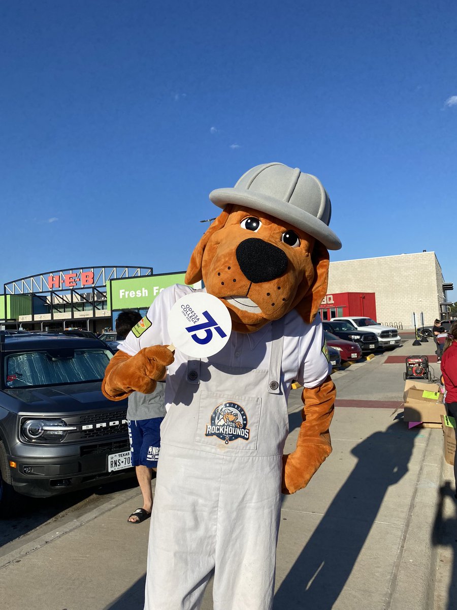 OdessaKels's tweet photo. Such a fun #nationalnightout with @OdessaCollege’s @JacquiGore, @audrey_de, and Donna @HEB! Spent time with the community, shared a drink with @wtxwarbirds, awesome coworkers/friends and  Rocky from @RockHounds gave me a rock! #tweetoc #odessacollege #westsideheb #oc75 https://t.co/fbqppFHPfQ