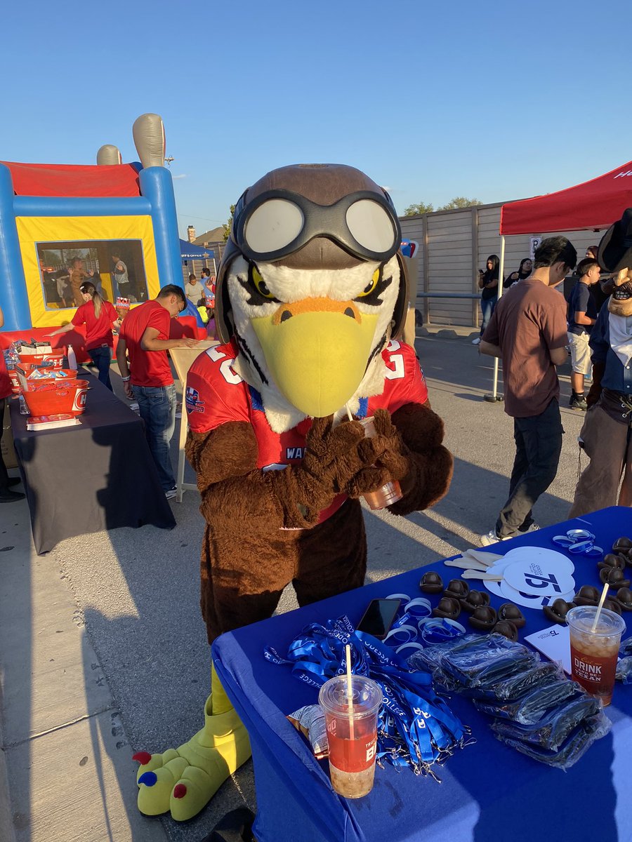 OdessaKels's tweet photo. Such a fun #nationalnightout with @OdessaCollege’s @JacquiGore, @audrey_de, and Donna @HEB! Spent time with the community, shared a drink with @wtxwarbirds, awesome coworkers/friends and  Rocky from @RockHounds gave me a rock! #tweetoc #odessacollege #westsideheb #oc75 https://t.co/fbqppFHPfQ