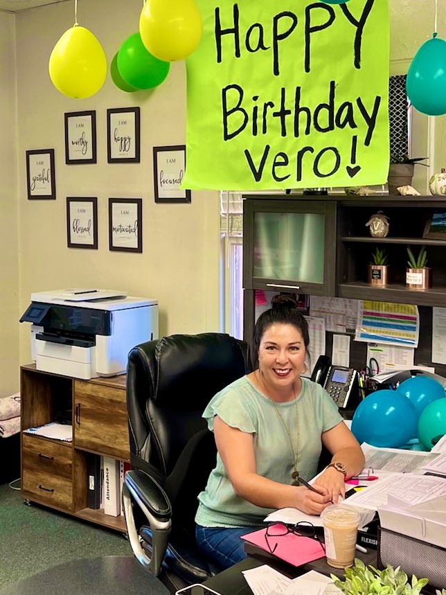 AnnaJaimeD202's tweet photo. Celebrating one of Dawson’s finest. Happy Birthday Veronica Ayala. You are so appreciated! @GoCHUSD @DawsonGrizzlies https://t.co/b6yHOoPPW9