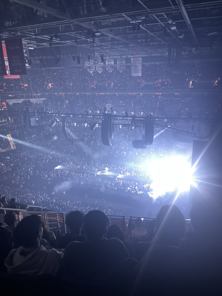 Kristinn_K's tweet photo. @CapitalOneArena @PostMalone help out three elementary school teachers pleaseee. So far. https://t.co/1azWW8NreF