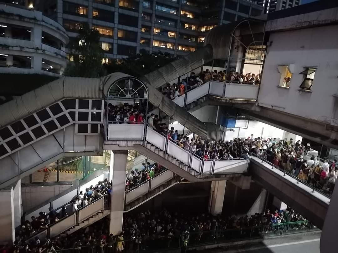DuaneAbueva8's tweet photo. Ortigas MRT Station 👀 Imagine, ganito ang dinaranas natin tapos ang priority ni PBBM, yung F1 racing 🤗Ang malupit karamihan sa bumoto sa knya eh sila dumaranas ng ganyan😂 https://t.co/UUlxcsZdKi