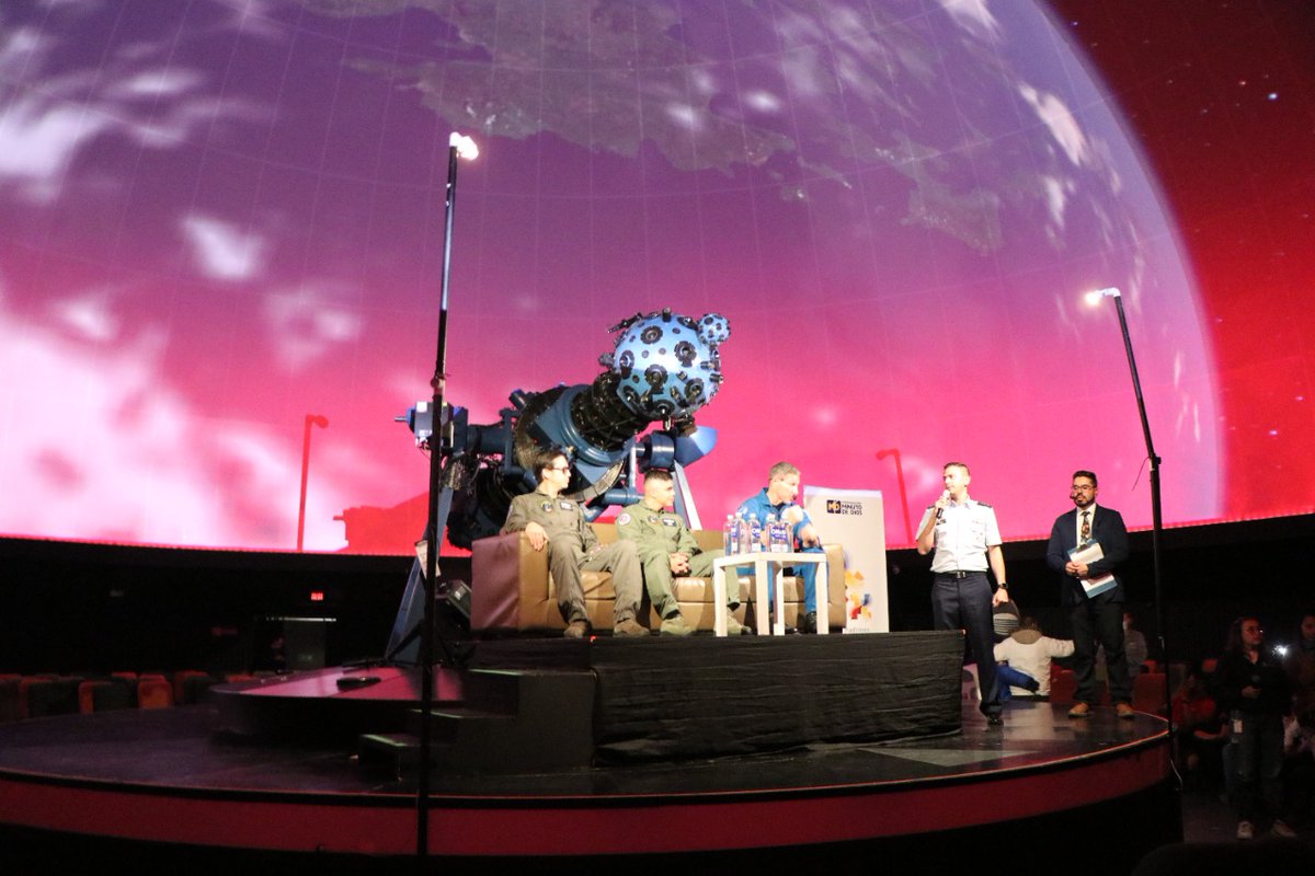 FuerzaAereaCol's tweet photo. #EnFotos | Nuestro astronauta invitado junto a los astronautas análogos de su @FuerzaAereaCol y los niños de la @SheisFoundation en el @planetariobta, compartieron sus experiencias, miedos y sueños.
#WorldSpaceWeek2022
#MiFuerzaAérea🇨🇴
#AdAstra🚀
#PoderEspacialFAC https://t.co/jlxmMLfjue