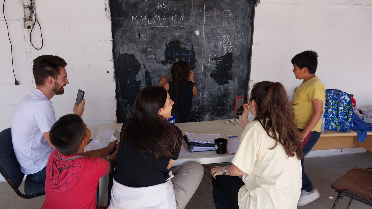 TatuCretella's tweet photo. ¡Hola! Les quiero presentar al proyecto CreSer: Somos un grupo de voluntarixs que hace años trabajamos para lograr el desarrollo integral de los jóvenes de Villa Golf, Ezeiza. Estamos en búsqueda de voluntarios/as para sumarse a venir los sábado ¿Queres sumarte?👇🏼 https://t.co/rnVvPcl0ae