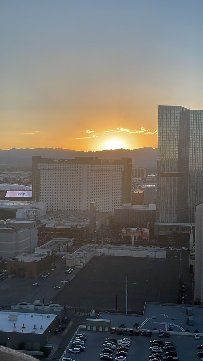 Another beautiful sunset Vegas style #sunsets #vegassun #holidayvibes #vivalasvegas