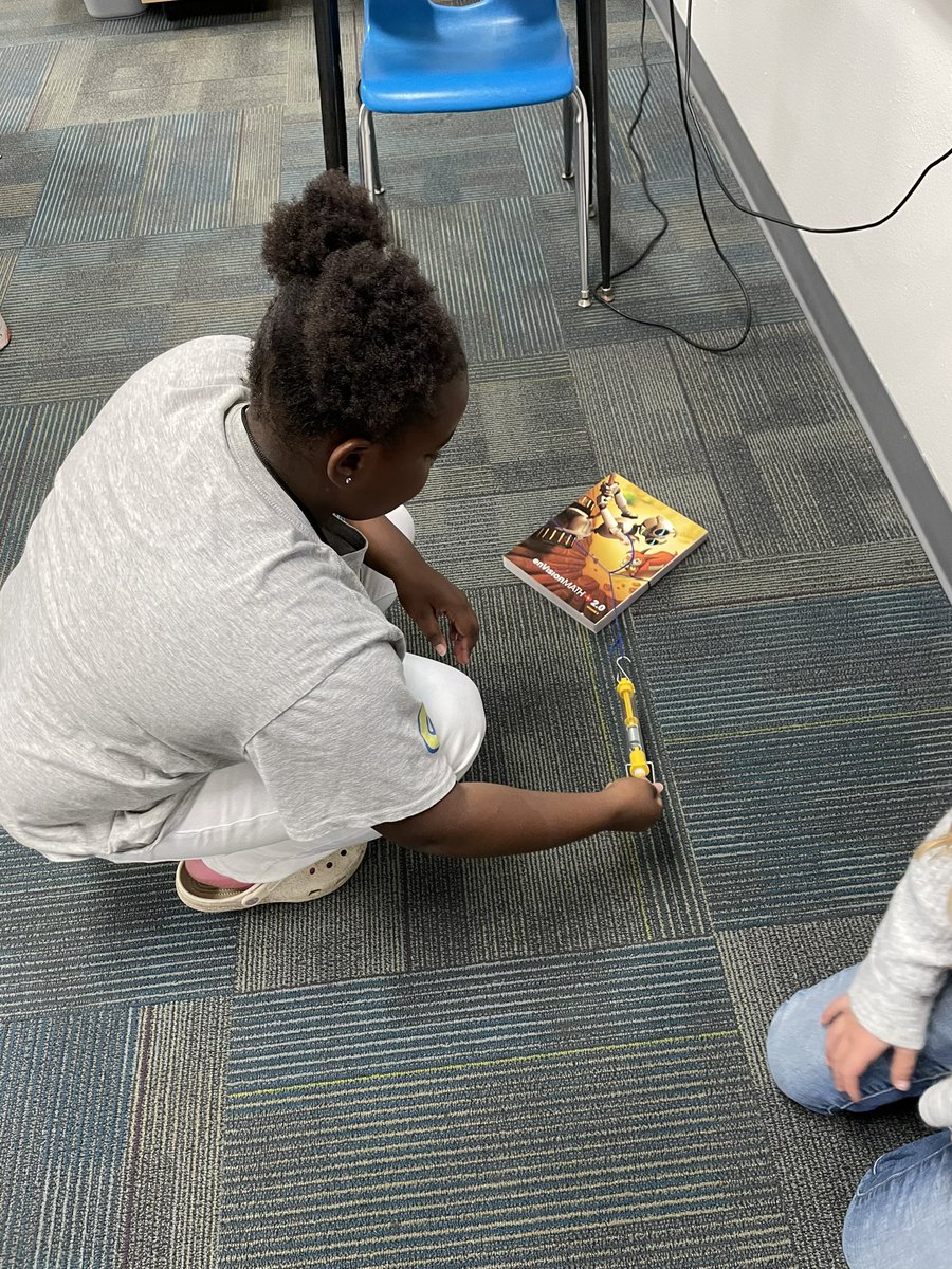 Measuring force (in Newtons) using spring scales for today’s lab <a href="/CaldwellProud/">Caldwell ISD</a> #CaldwellProud