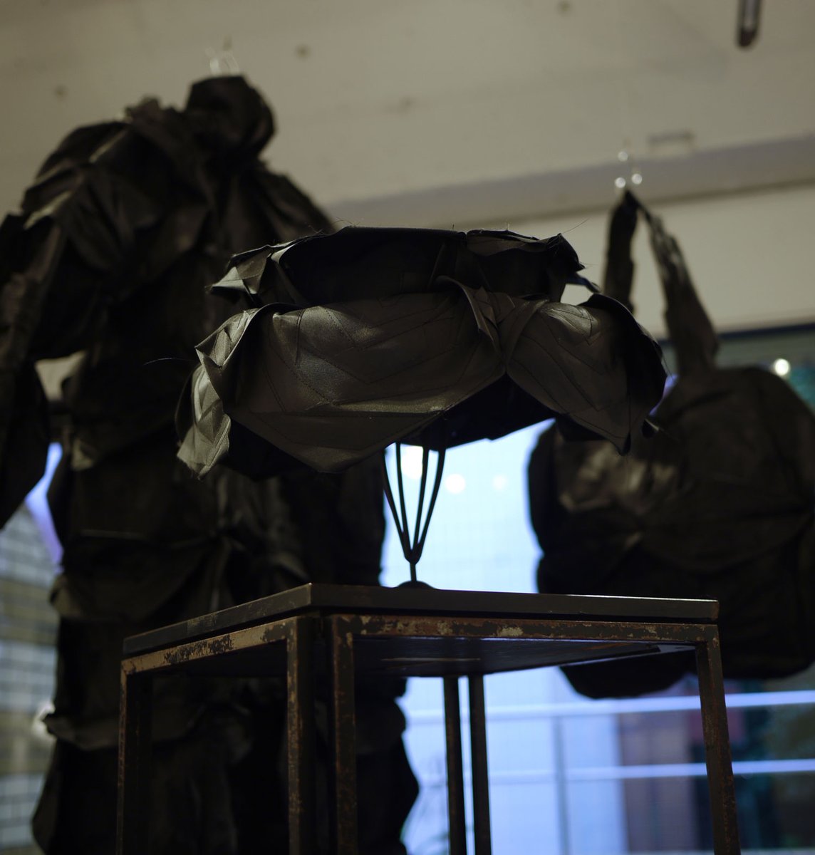 kumin_m's tweet photo. KUMIN個展
今回はブラック、グレー、ホワイトのモノクロの作品です
（画像は前回の展示の様子）

ストライプハウスギャラリー3F
10月22日［土曜日］～29日［土曜日］
https://t.co/KkzxZo0uJb
 東京都港区六本木

#KUMIN #帽子 #ファッションアート   #fashion #ストライプハウスギャラリー  #モノクロ https://t.co/vPrrhwsdK5