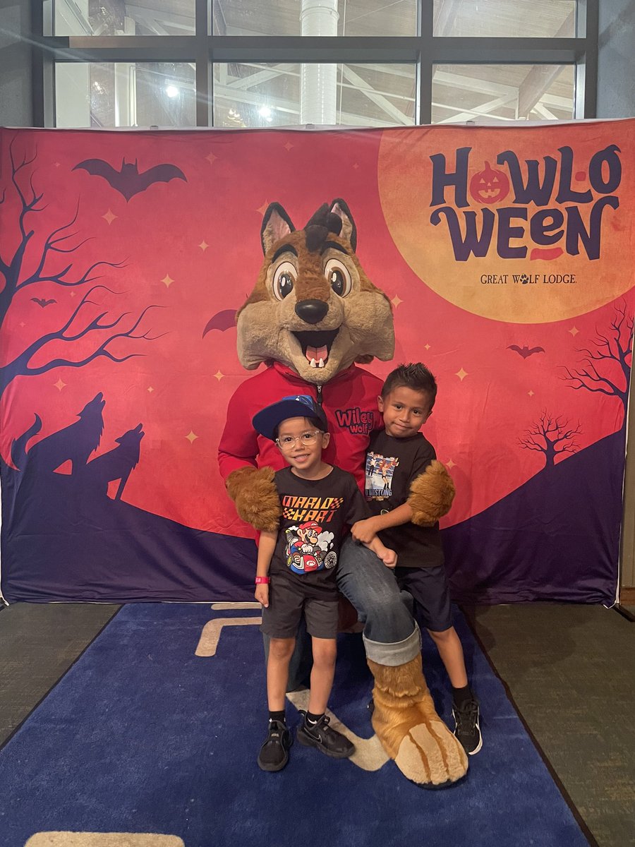 pecina_cindy's tweet photo. Fall Break @GreatWolfLodge 🎃 https://t.co/Fp8s4K4kKM