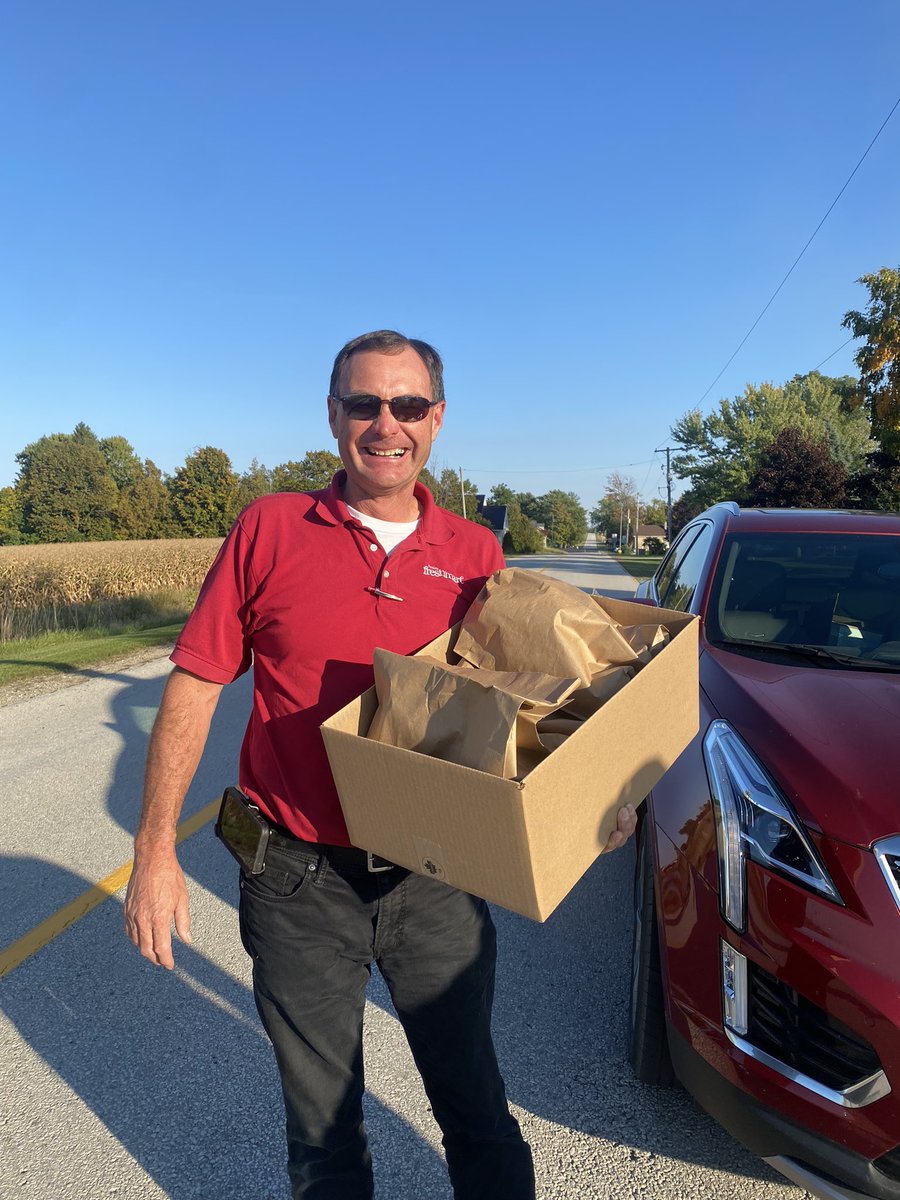 MdMcLean1's tweet photo. Here’s a great harvest tip if your near the Paisley area! If you’ve never been to the Paisley FreshMart you are missing out! They have a hot/cold lunch and supper counter! Grab and go, call ahead or like tonight delivery from the man himself! #TryIt https://t.co/fa6Oih8vSV https://t.co/euad7KVYOL