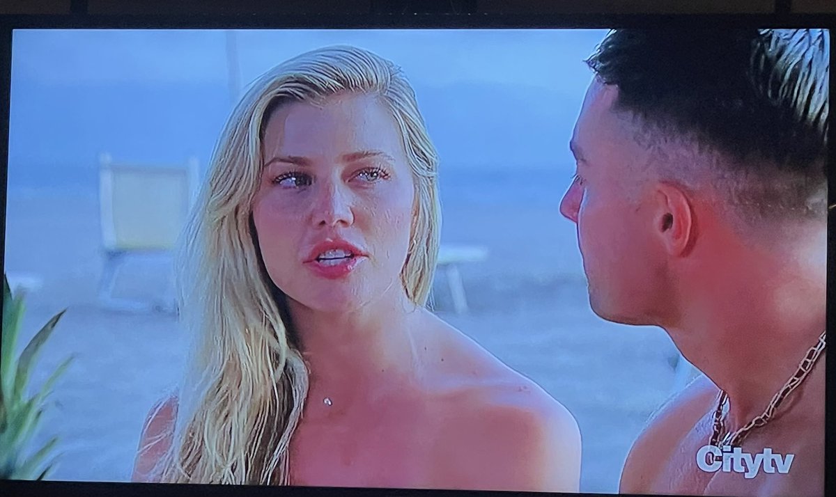 mackenziee_bell's tweet photo. take a shot everytime she says “effortless” 
#BachelorInParadise https://t.co/cwD6x4UMrF