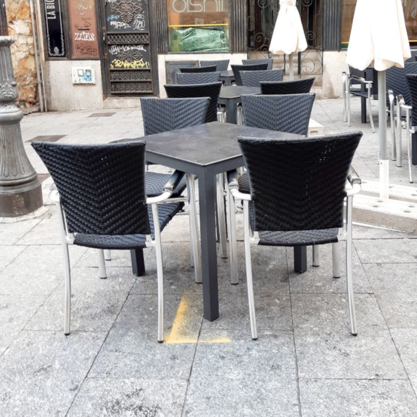 ACDPatrimonio's tweet photo. Un establecimiento de la Calle Bordadores no contento con tener que delimitar las dimensiones de su terraza se excede de la misma desde el momento en que coloca el mobiliario.
Lo hace porque le dejan.
#terrazasSA https://t.co/S4suqetjjh