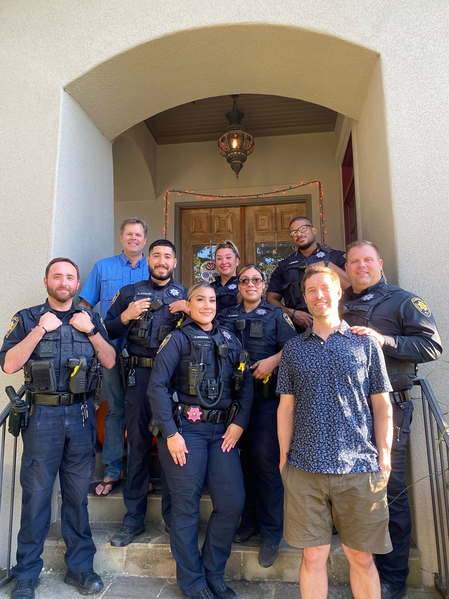Pct1Constable's tweet photo. National Night Out ‘22 was nothing short of a success! We enjoyed getting to spend the evening with the residents of Harris County Precinct One. Thank you to all who opened up their front yards and neighboorhoods to us! #nationalnightout2022 #pct1community #community https://t.co/bpoGfO2isG