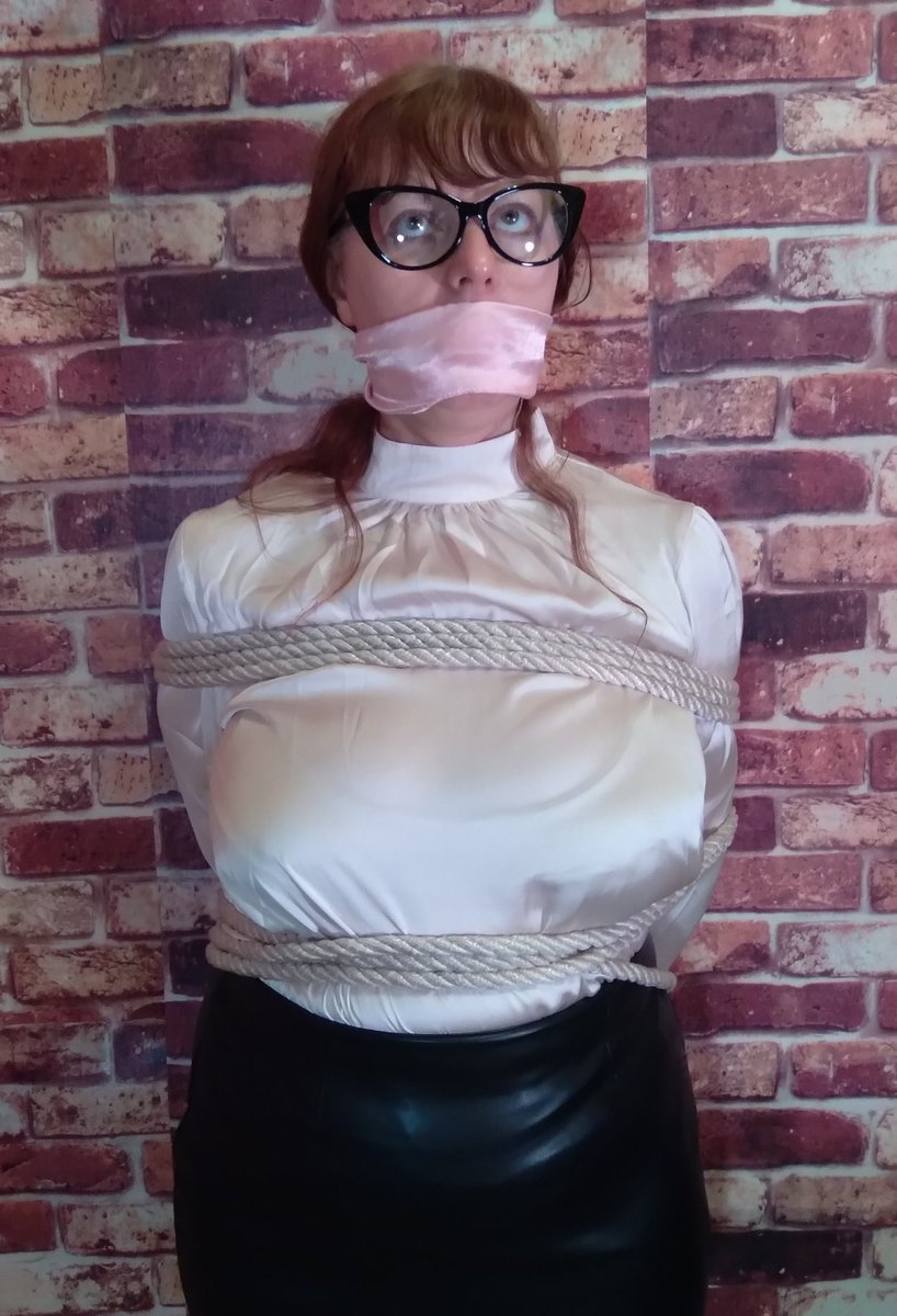 KittyDanger69's tweet photo. Sorry been away for a while, health problems acting up again, here's a pic from back in June.
#damselindistress #DID #peril #tiedup #TiedupTuesday  #bondage #gagged #rope #cyndiwilde #kittydanger #leatherskirt #satin https://t.co/3Dno3LTj3S