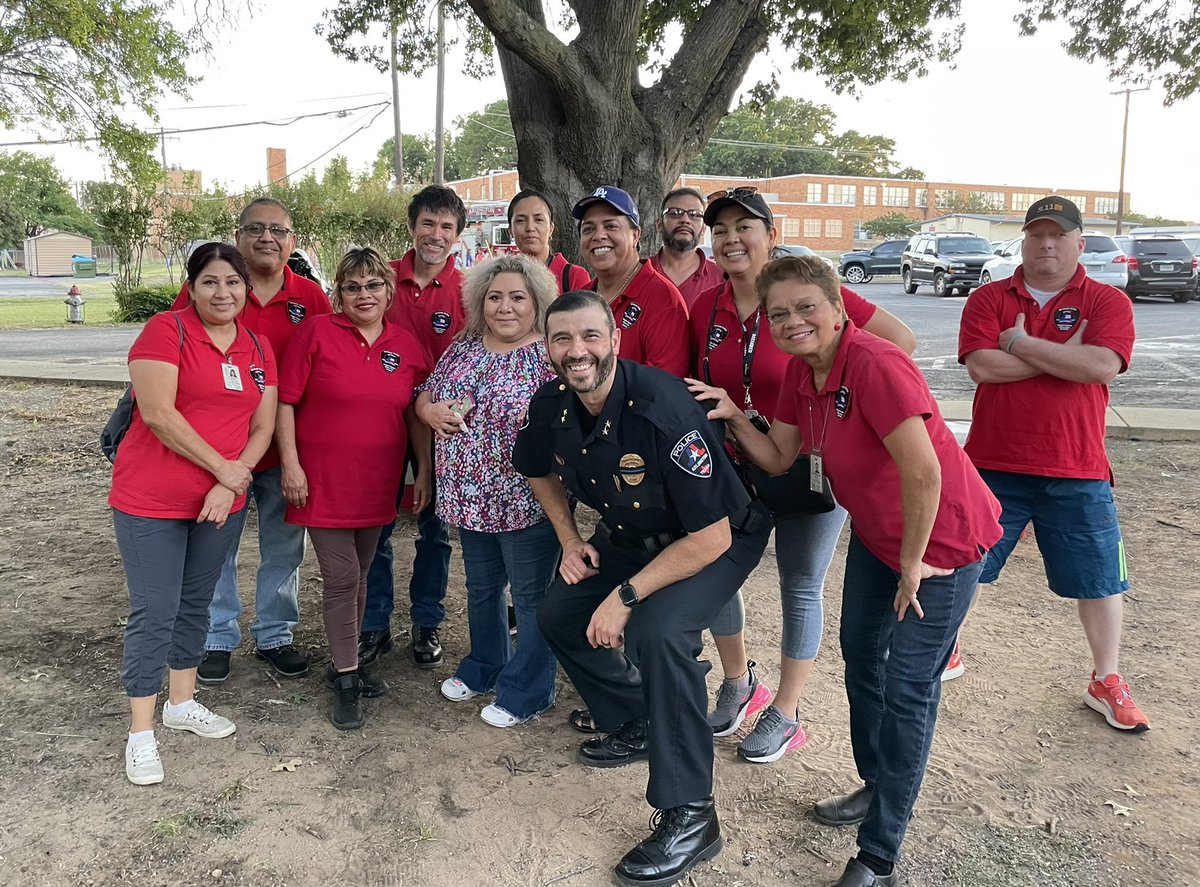 ArlingtonPD's tweet photo. We know we’re a bit biased on this particular topic — but we truly serve the BEST community in the country!!

Y’all invited us to attend more than 140 parties across the city tonight!

When we come together we can do anything! Thank you for showing up BIG tonight #ArlingtonTX! https://t.co/gW67nVboP9