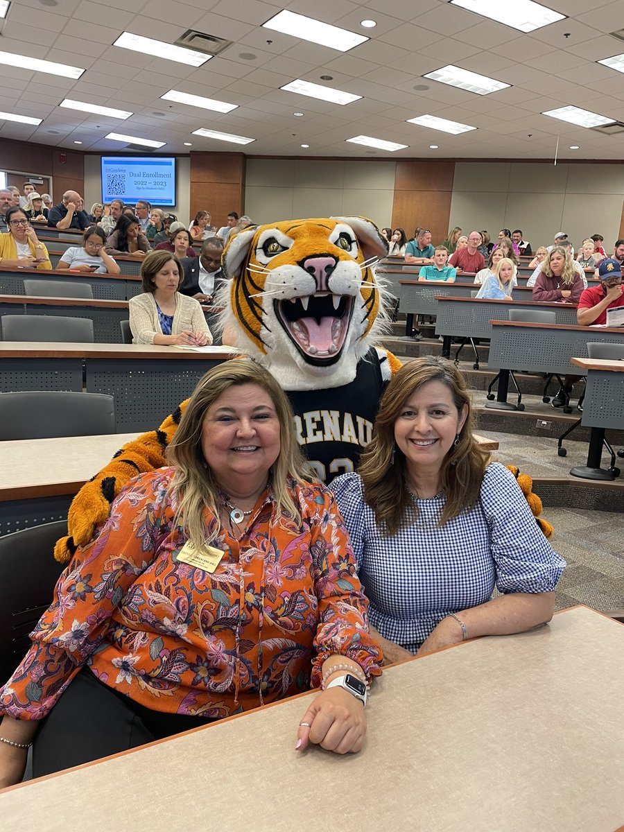 IvesterEarlyCollegeHallCo tweet media