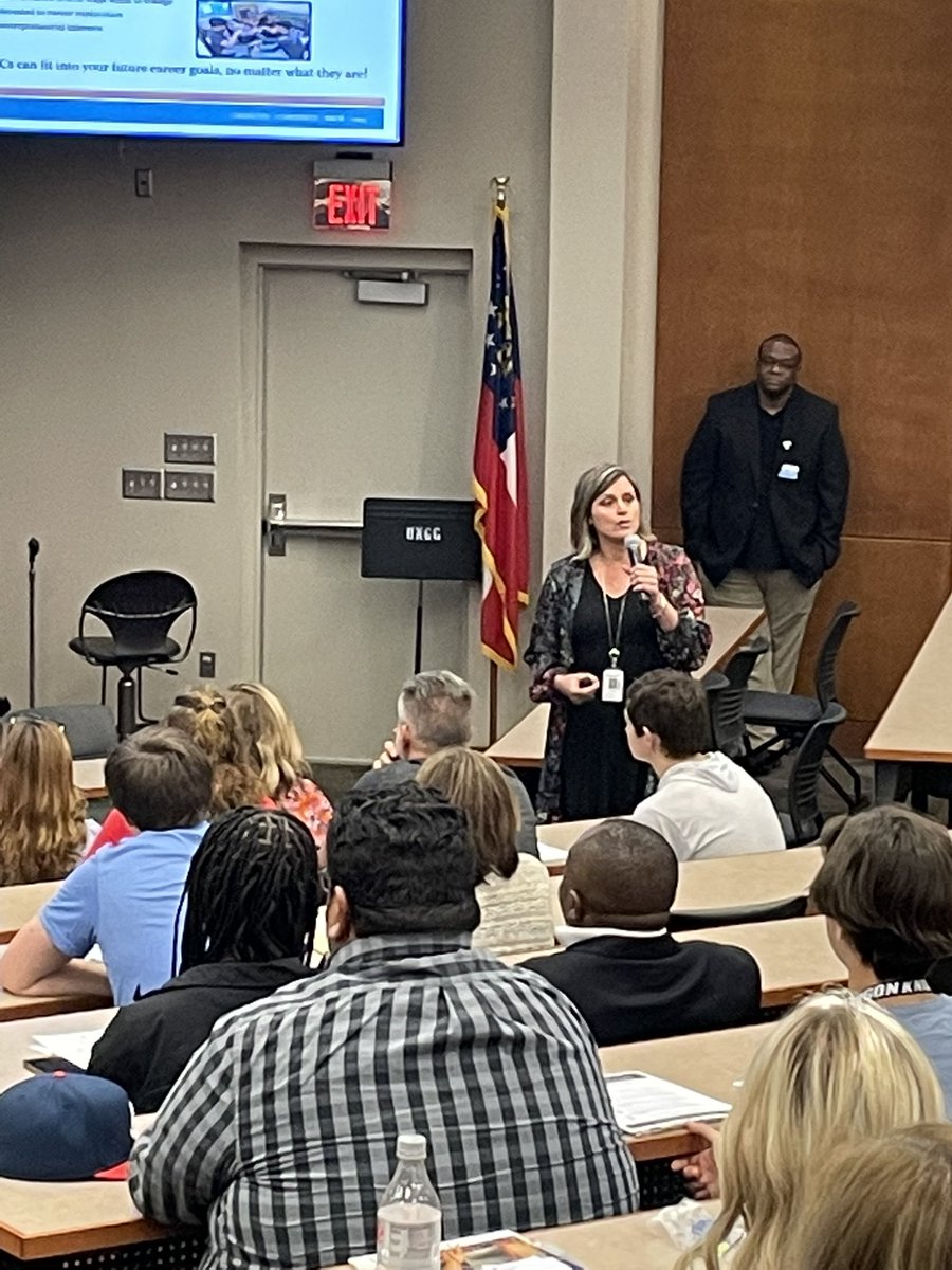 IvesterEarlyCollegeHallCo tweet media