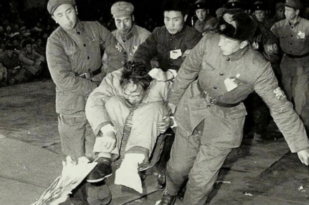 zhu0588's tweet photo. 66年3月18日，罗瑞卿跳楼自杀未遂，被装进框里抬着批斗。在中央某次会议上，刘少奇点评：“本来，自杀要有点技术，应该是头重脚轻，他却是脚先落地，脚坏了点，头部没有伤”；邓小平：“就象女跳水运动员那样，跳了一根冰棍”。叶剑英即席赋诗道：“将军一跳声名裂”；毛万岁金口玉言，只说了四个字“真没出息 https://t.co/DyAKi6YWY2
