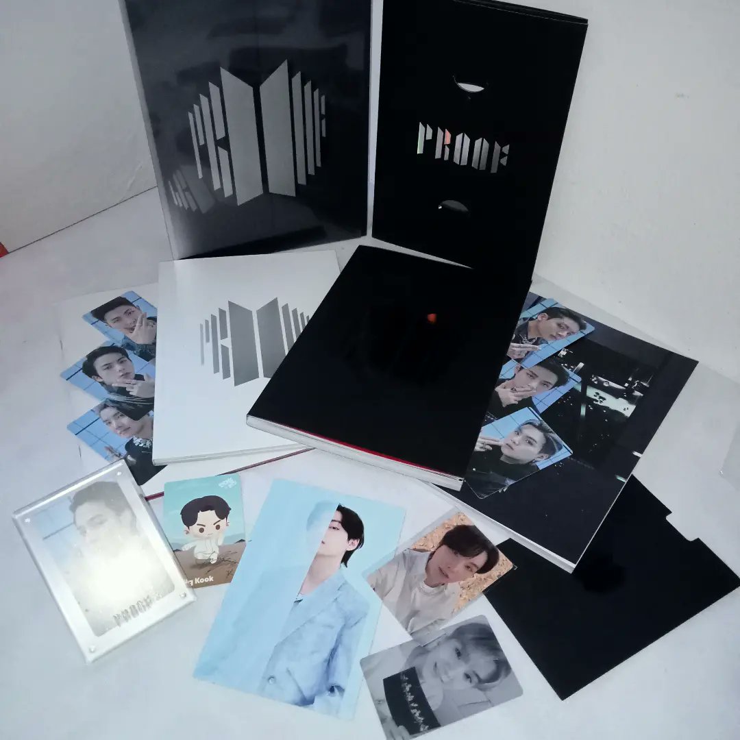 Sobinshi's tweet photo. Holiiii omg estoy tan feliz ( jejeje por un momento pensé que me habían estafado en fin ) omg hasta mi Gigi me salió en el regalo de pre-venta es que en verdad soy la taegista y yoonginista más feliz del mundo (*´ω`*)
#YetToCome #BTS_Proof
#ReadyForProof @BTS_twt https://t.co/9K1ZzEeiqj