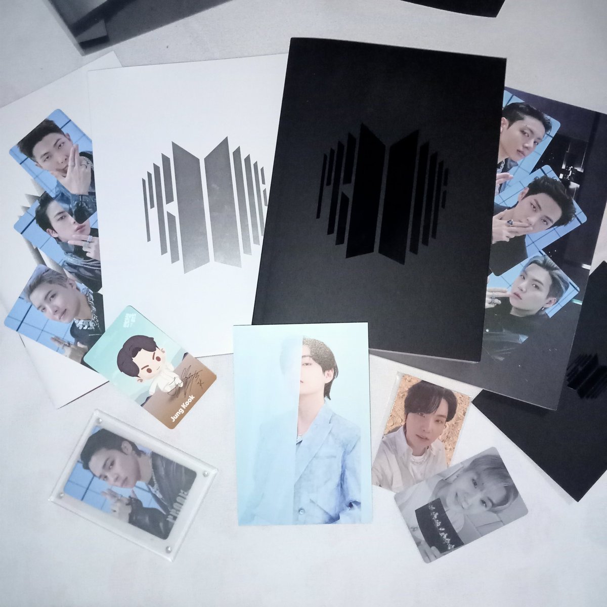 Sobinshi's tweet photo. Holiiii omg estoy tan feliz ( jejeje por un momento pensé que me habían estafado en fin ) omg hasta mi Gigi me salió en el regalo de pre-venta es que en verdad soy la taegista y yoonginista más feliz del mundo (*´ω`*)
#YetToCome #BTS_Proof
#ReadyForProof @BTS_twt https://t.co/9K1ZzEeiqj
