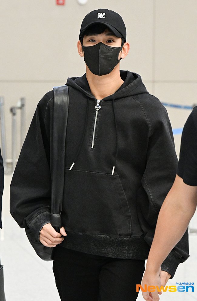 Kimsoohyun_TH's tweet photo. [221005] คิมซูฮยอนถึงสนามบินเกาหลี หลังเดินทางกลับจากไทย 
/คิดถึงแล้วเนอะคะ พวกเรารอเก่งแต่ขอรอไม่นานนะคะ 😆😅

KimSooHyun arrived safe and sound~
Take care and wish to see you again (very) soon 🥰😊
#คิมซูฮยอน #KimSooHyun 
#KimSooHyunInThailand https://t.co/p6QvWfvoAy