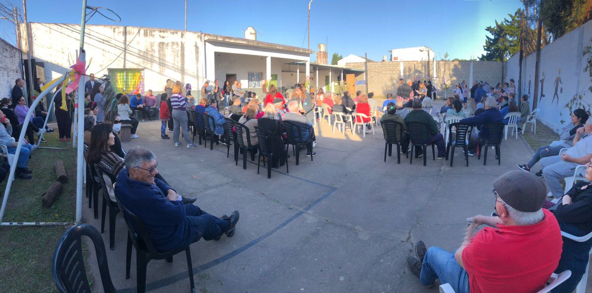 gabrielpablo76's tweet photo. Esta tarde junto a @yamarab23 (presupuesto participativo).
Se entregaron alarmas vecinales en el barrio Rosa Mística. 
@jaimemendezh 
@NigroFrancisco https://t.co/kpwfBuMB2m
