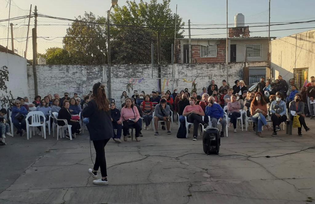 gabrielpablo76's tweet photo. Esta tarde junto a @yamarab23 (presupuesto participativo).
Se entregaron alarmas vecinales en el barrio Rosa Mística. 
@jaimemendezh 
@NigroFrancisco https://t.co/kpwfBuMB2m