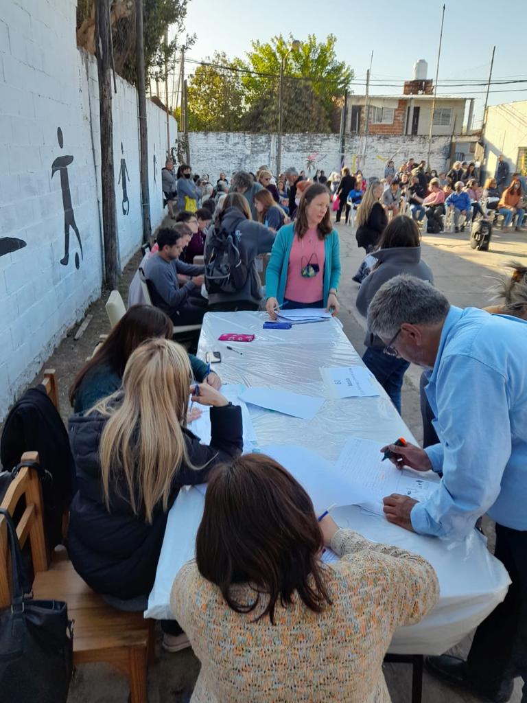 gabrielpablo76's tweet photo. Esta tarde junto a @yamarab23 (presupuesto participativo).
Se entregaron alarmas vecinales en el barrio Rosa Mística. 
@jaimemendezh 
@NigroFrancisco https://t.co/kpwfBuMB2m