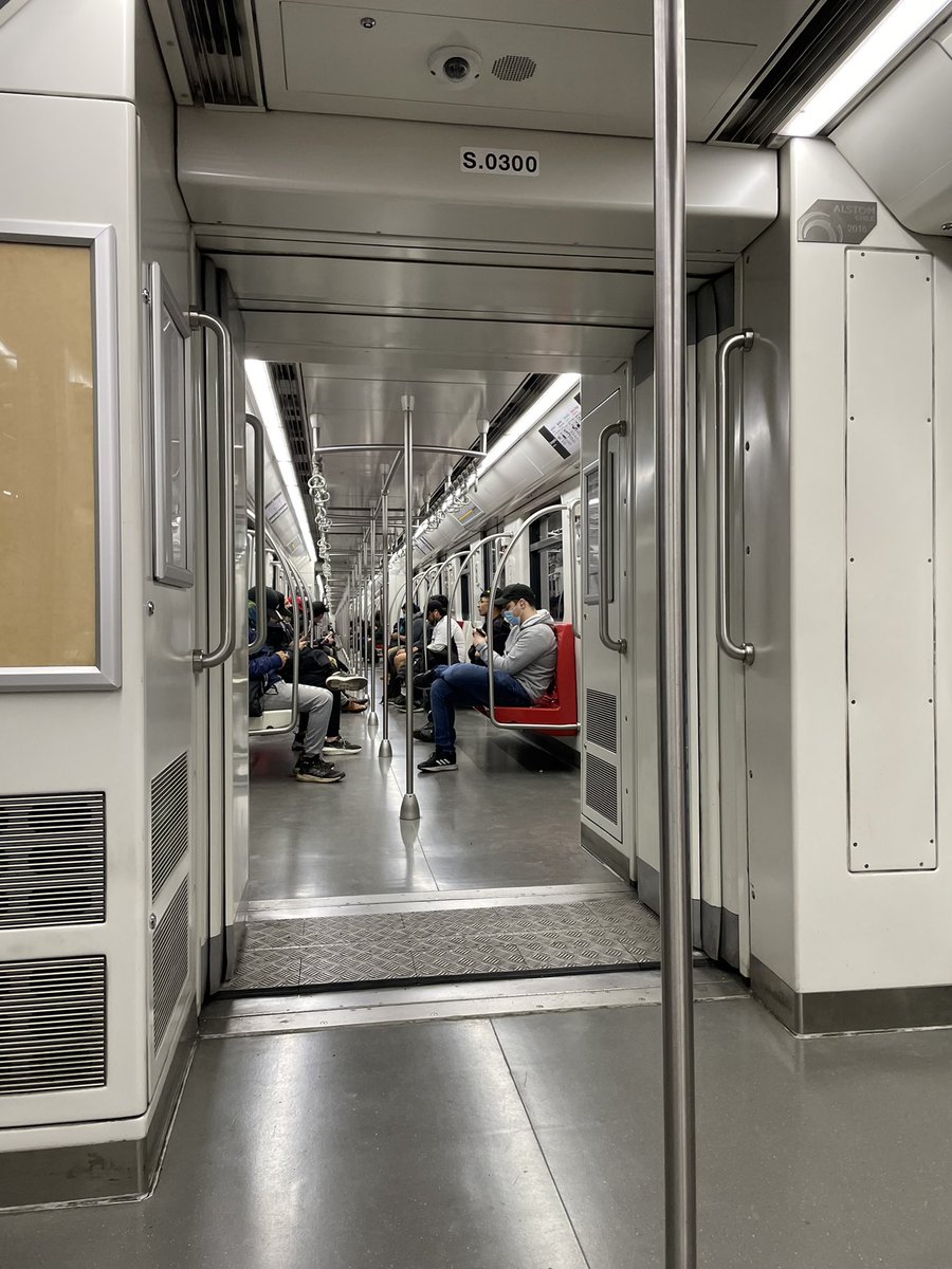 FelipeLepez2's tweet photo. @ejvalladares @metrodesantiago Los trenes pasaban vacíos, miles de personas caminando. Esto no pasa en eventos en el estadio nacional en Lollapalloza, discriminación es poco. https://t.co/x5KpalmZbX