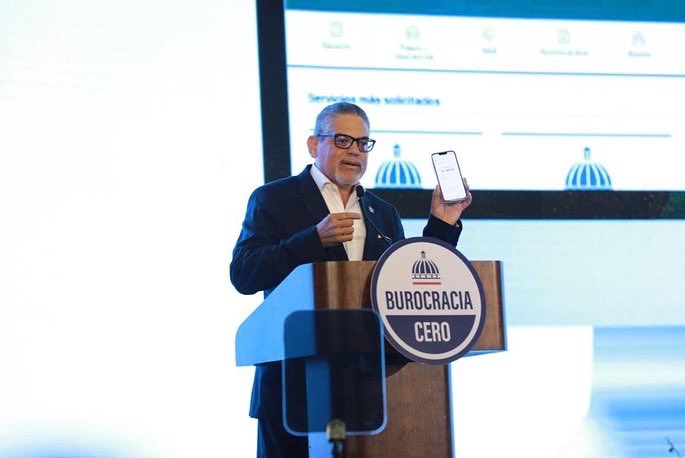 PresidenciaRD's tweet photo. Cumpliendo su promesa de superar la burocratización en los procesos y trámites del Estado, el Pdte. @LuisAbinader puso en marcha el programa “Gobierno Eficiente, Burocracia Cero”, con el que inicia la transformación en las instituciones públicas.

#BurocraciaCero #EstoEsCambio https://t.co/qPrvBxF2sV