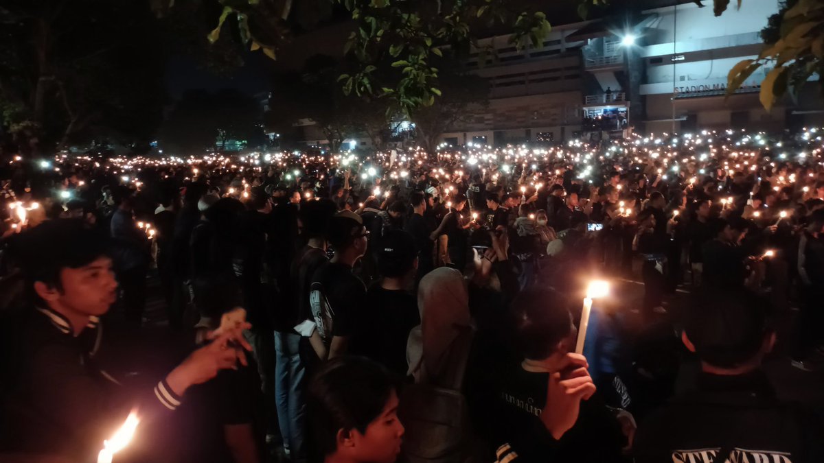 garistengah_id's tweet photo. Tadi malam, kami ikut hadir dalam doa bersama yang dihadiri oleh Brajamusti, Pasoepati, Brigata Curva Sud, dan Slemania untuk korban dari tragedi Kanjuruhan.

Beragam warna melebur jadi satu, membentuk cahaya kuning dan kobaran kecil api yang mengandung pesan: kami berduka. https://t.co/gfUjC86XrZ