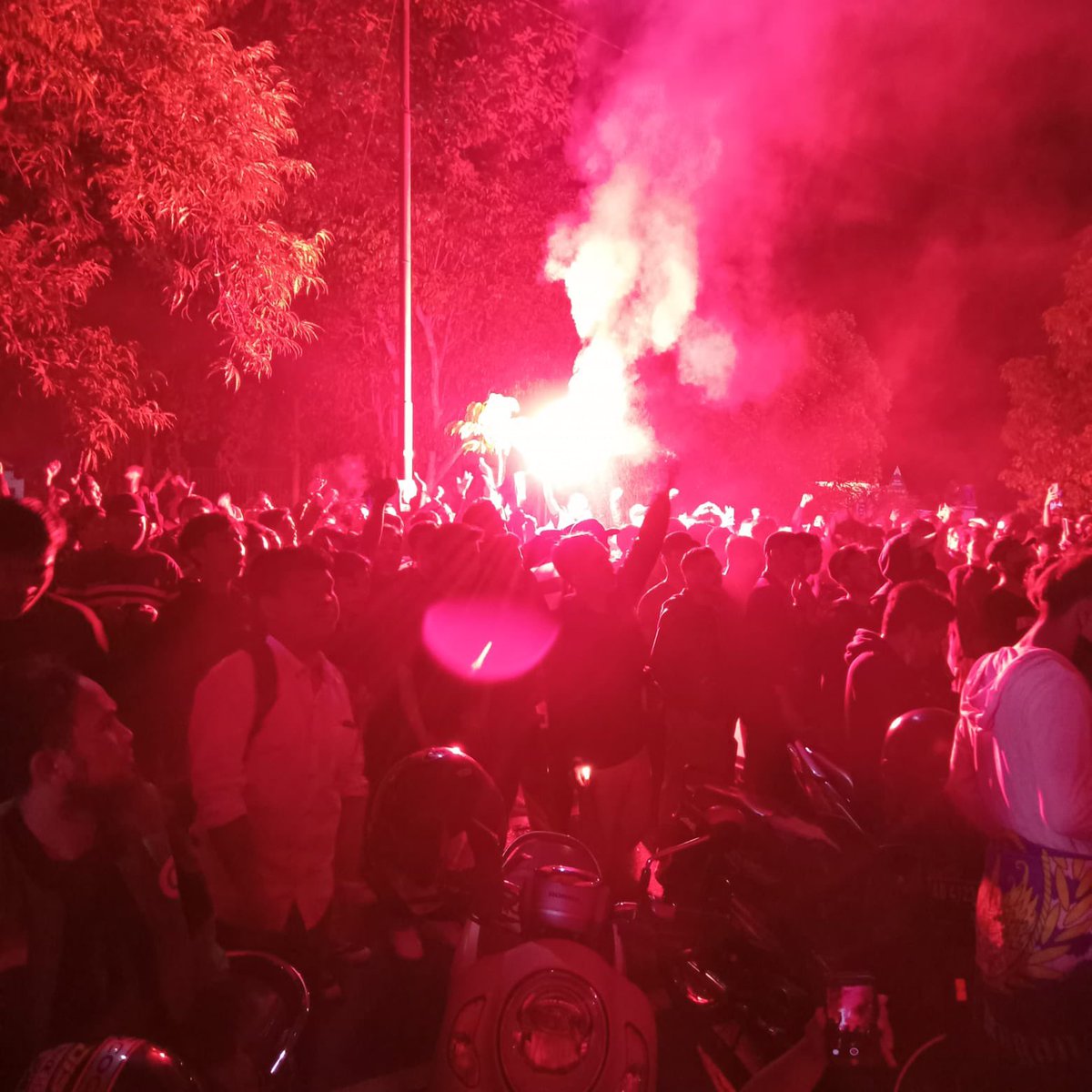 garistengah_id's tweet photo. Tadi malam, kami ikut hadir dalam doa bersama yang dihadiri oleh Brajamusti, Pasoepati, Brigata Curva Sud, dan Slemania untuk korban dari tragedi Kanjuruhan.

Beragam warna melebur jadi satu, membentuk cahaya kuning dan kobaran kecil api yang mengandung pesan: kami berduka. https://t.co/gfUjC86XrZ