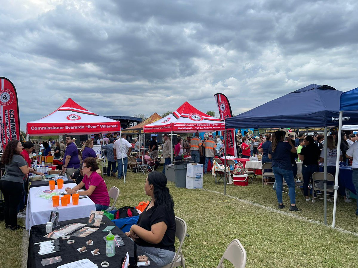 HCP1_Fuentes's tweet photo. Pct.1 staff was out in Mission to celebrate National Night Out. This free community event promotes Crime Prevention throughout Hidalgo County. Residents enjoyed free food, drinks and free raffles! Live bands, and kiddie rides were also part of this exciting event. #pct1 #pct3 https://t.co/ds0PnZwRgO