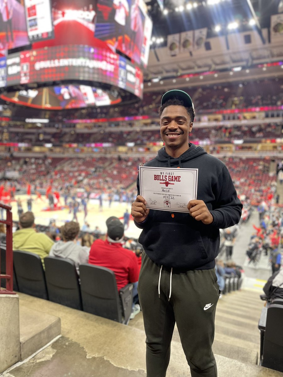 chzsays's tweet image. Hey! It’s my friends first game! @chicagobulls @senor_SPACE #ChicagoBulls #MyFirstGame