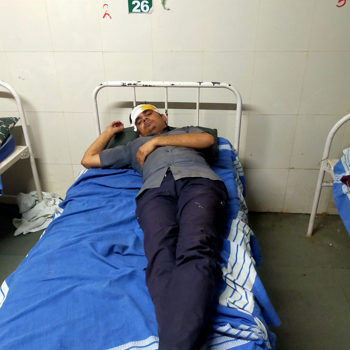 NanagRamMeena14's tweet photo. @DRMTPJ @RpfTpj @IR_CRB @RailMinIndiaतिरुचिरापल्ली मंडल के कुंभकोणम सेक्शन में LC No.232 के गेटमैन रामकृपाल मीणा पर आज Night Duty में Train no.16851 के लिए गेट बंद था।इसी समय गेट ओपन कराने के लिए अज्ञात व्यक्ति द्वारा गेटमैन पर जानलेवा हमला किया गया। दोषी की पहचान कर सक्त सजा दे। https://t.co/B8ecVIVCkK