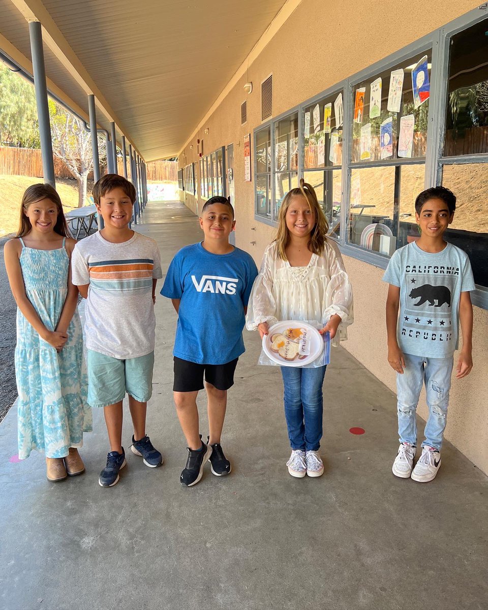 SSDPepperDrive's tweet photo. The 5th graders are testing hypotheses about mold growth this week. 🧐 #santeesd 🧪 @drsmpierce @SSDKristin https://t.co/dynDRhuLbv
