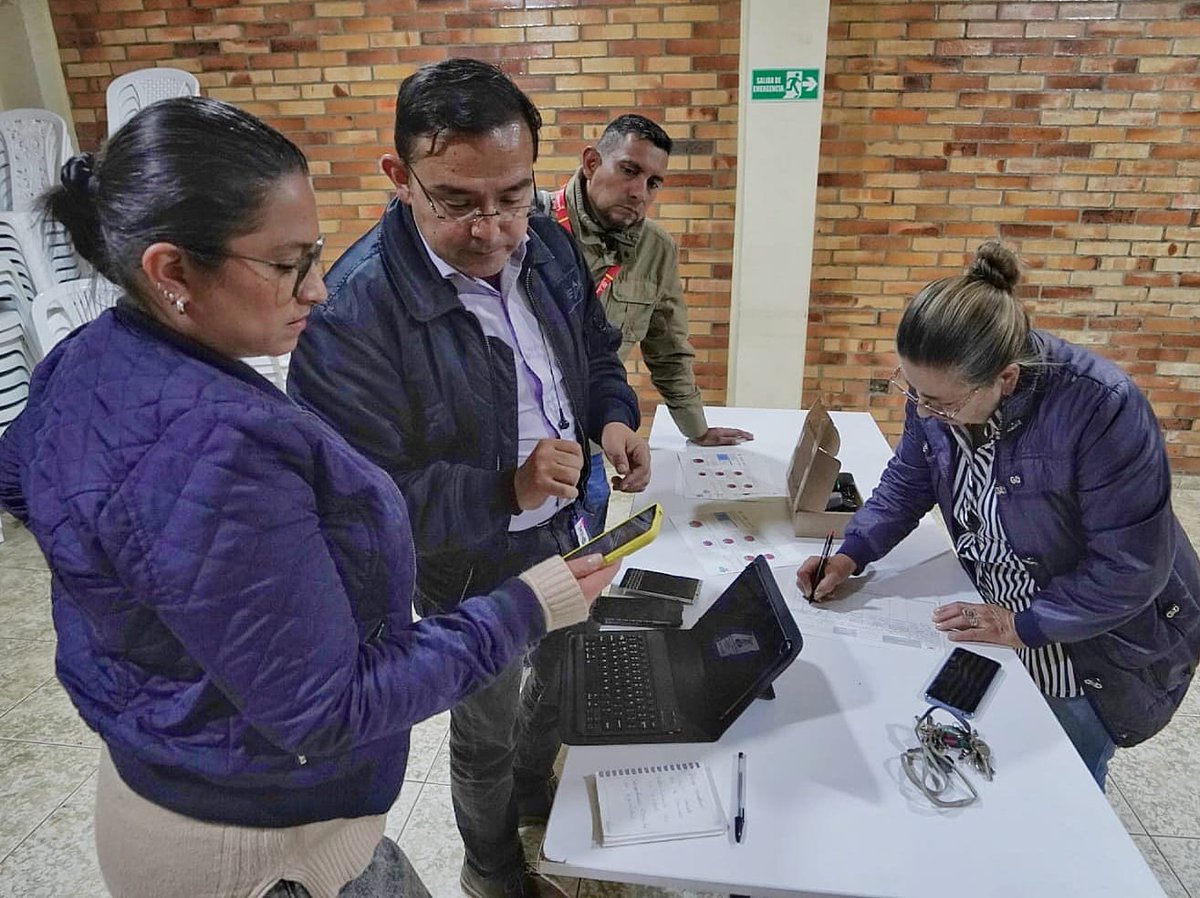 SeguridadBOG's tweet photo. Este martes los integrantes de la #RedDeCuidado, del barrio Las Brisas de #Kennedy, acompañados de nuestros promotores comunitarios, recibieron capacitación de @ETB sobre el uso de las herramientas tecnologías entregadas por el Distrito para fortalecer la seguridad y convivencia. https://t.co/Ir3C90lxEz
