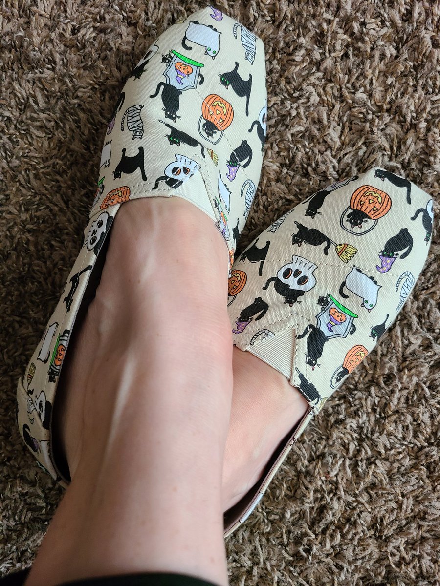 curlyjess699's tweet photo. #tomstuesday #tomtuesday #tomsshoes #halloweentoms #feet #feetِ #nosocks #arches #heel #heels #archwrinkles https://t.co/aeenIiTWTC