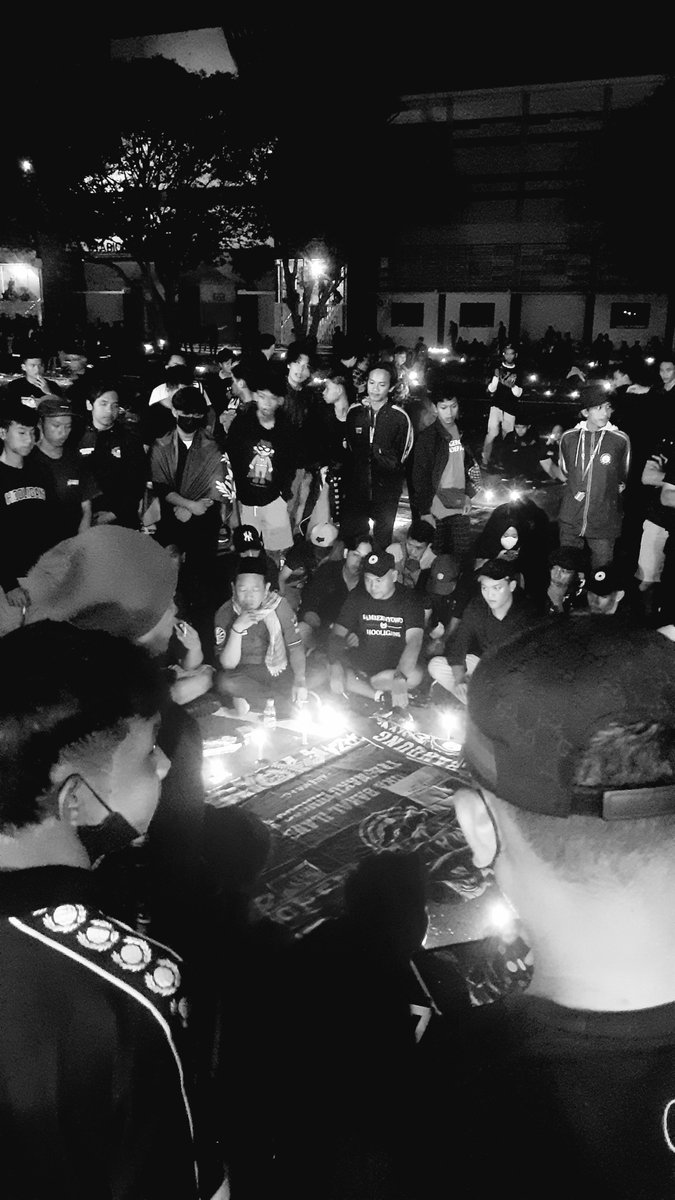 Do'a yang selalu kita kirim untuk saudara kita di Malang 🥀💙
Dan kali ini, Stadion Mandala Krida menjadi saksi perdamaian .