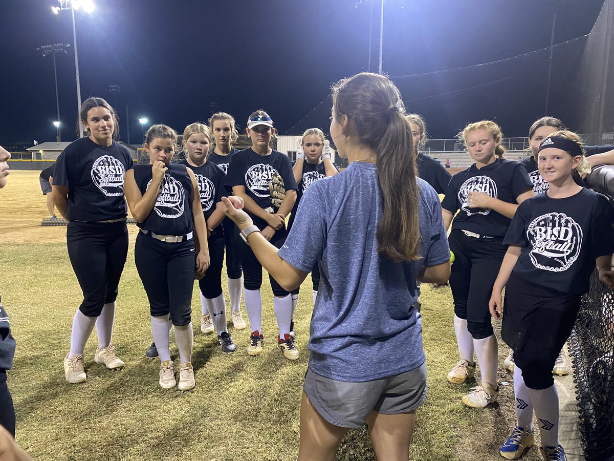 BHSHawkSoftball's tweet photo. Current Hawk @Bailey_Kate18 pouring into our future Hawks at middle school fall ball #develop 💕🦅 https://t.co/b6Mr27jXeB