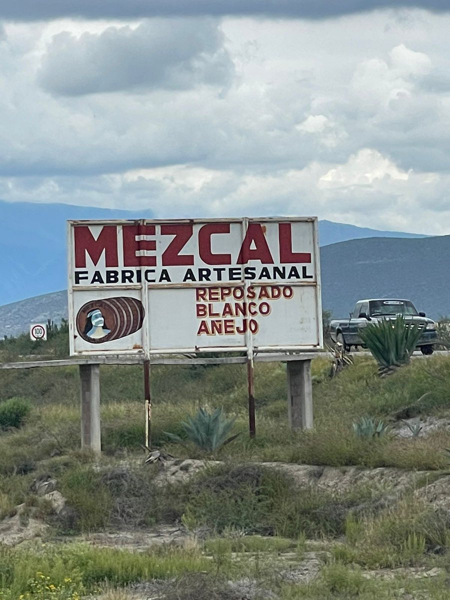 miecuadormagico's tweet photo. Viajando ando #DesdeNYhastaEC una parada en ruta de Victoria a San Luis de Potosí para tomarme la famosa bebida del náhuatl mexcalli, 'maguey cocido', de metl 'maguey' e ixcalli 'cocido'. #Salud!! https://t.co/X6IJZzAJwA