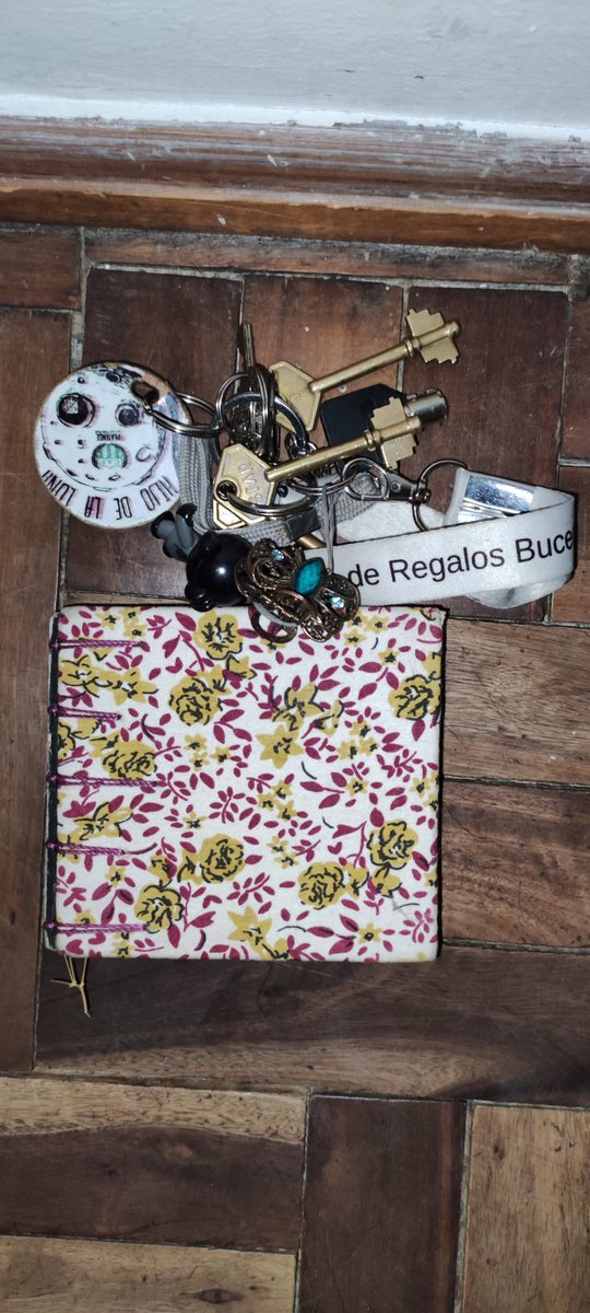 Gente encontré esto tirado en un contenedor frente a el club Unión Atlética en Malvín (estaba junto a una mochila clarita toda rota). Me ayudan con un RT para dar con el dueño/a ? 🙏