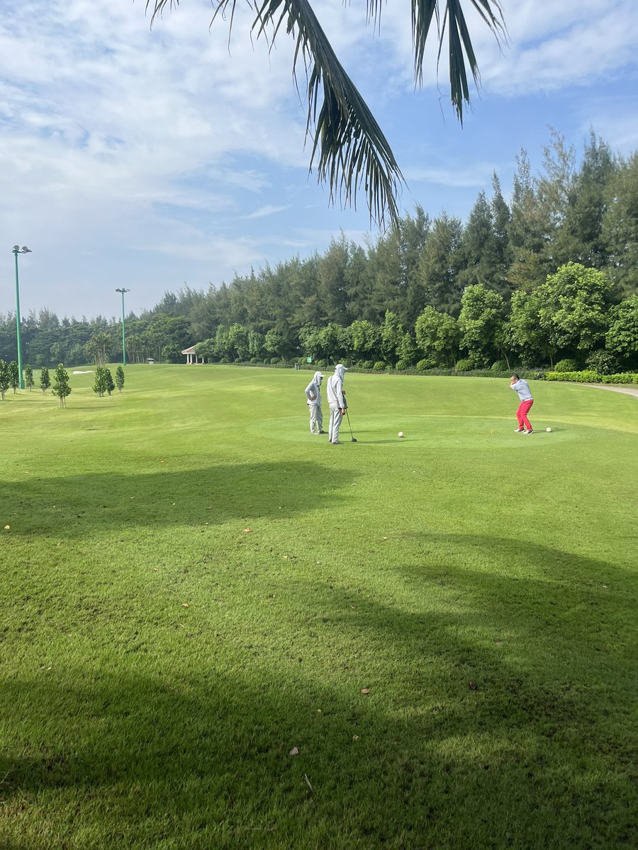 YOUBUN_OU's tweet photo. ベトナム🇻🇳ゴルフ⛳️

ワンツーマンキャディーw https://t.co/fywpXBh8kO