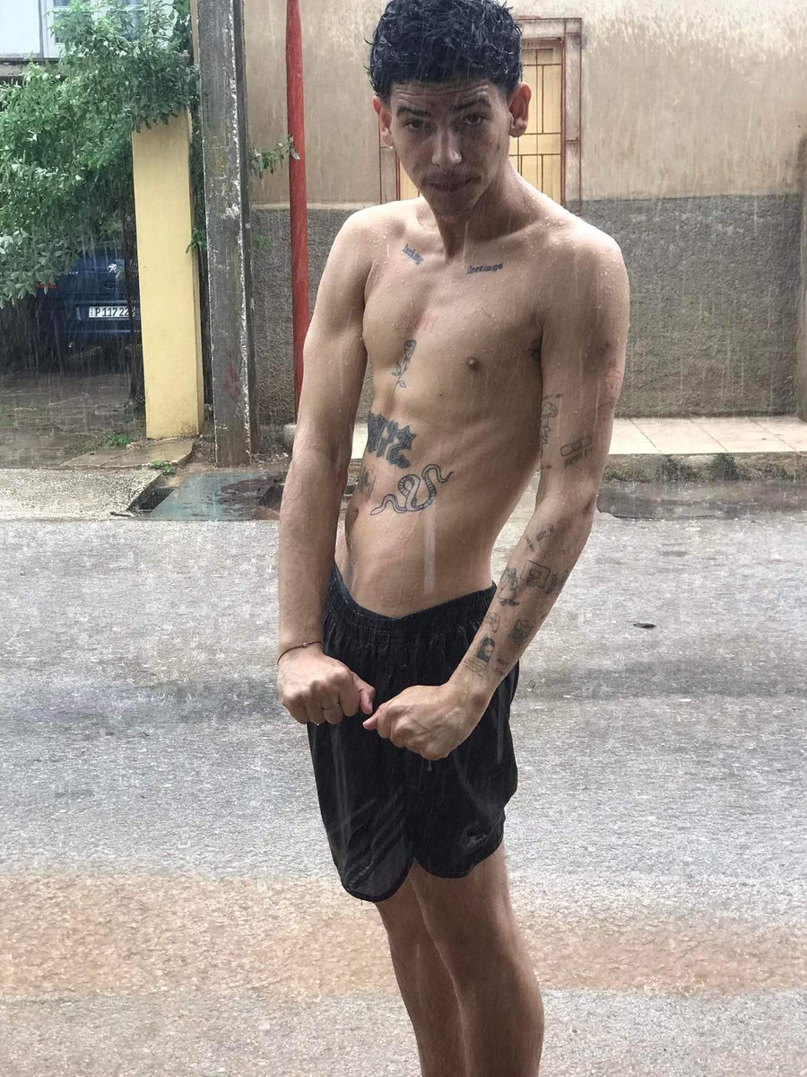 unpuerco's tweet photo. Abuela como te quiero tu cres que podría dejarme bañarme en el aguacero 👺🤣 https://t.co/6XZExPcFHd