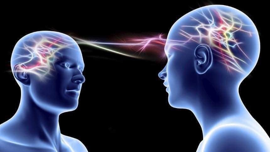 Cuando apenas volteas a ver a tu amigo y los dos ya saben de quién se están burlando
