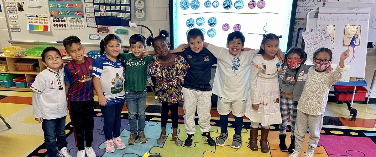 Mason2nd's tweet photo. Look at these cuties ready for our Hispanic Heritage Day Parade and their classmates were ready to cheer them on! #triangletigers https://t.co/EwwCrdttlT