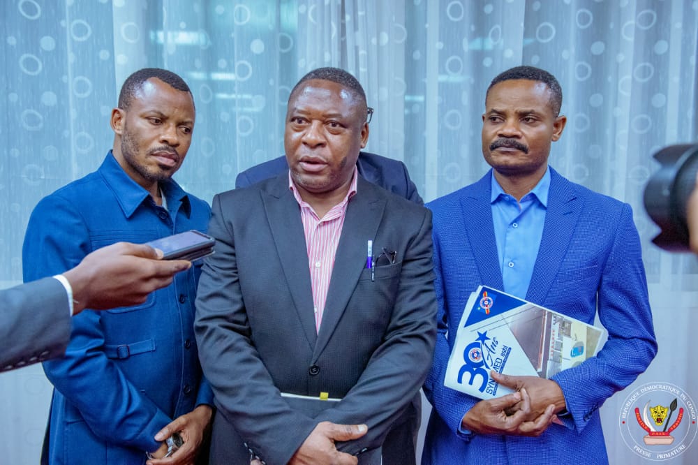 MarcelMUBENGA2's tweet photo. Grève des médecins en RDC, la délégation du  SYNAMED salue la détermination du 1er Min. #LukondeSama à trouver d  solutions à leurs revendications.  Après échange avec le PM, le SYNAMED appelle les médecins à garder l'espoir et à participer à l'atelier qui s'ouvre ce mercredi. https://t.co/j4dxOYlW37