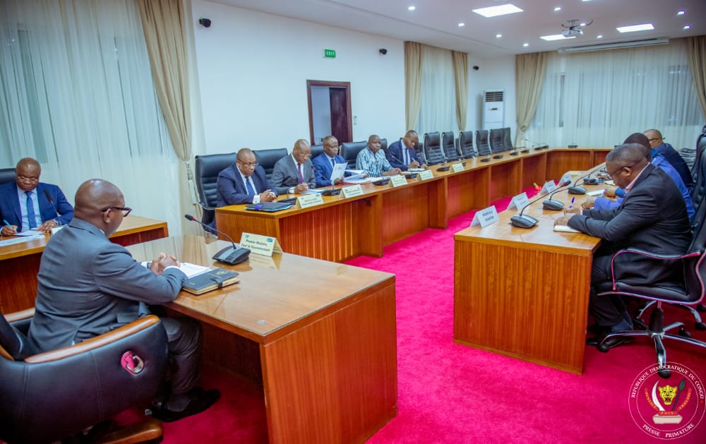 MarcelMUBENGA2's tweet photo. Grève des médecins en RDC, la délégation du  SYNAMED salue la détermination du 1er Min. #LukondeSama à trouver d  solutions à leurs revendications.  Après échange avec le PM, le SYNAMED appelle les médecins à garder l'espoir et à participer à l'atelier qui s'ouvre ce mercredi. https://t.co/j4dxOYlW37